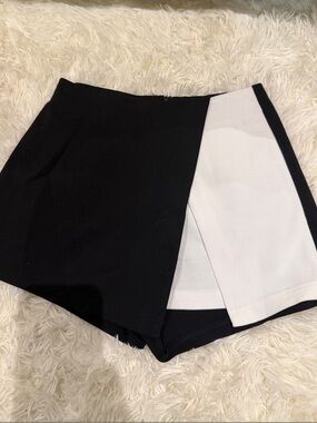 Superdown Black and White Colorblock Women's Shorts